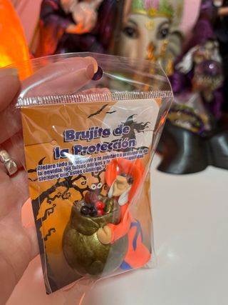 Brujita de la Protección con Caldero