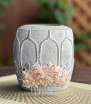 Tocado de flores preservadas