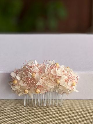 Tocado de flores preservadas