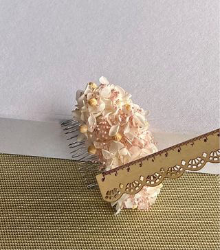 Tocado de flores preservadas