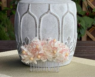 Tocado de flores preservadas