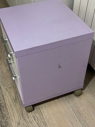 Mesita de noche con ruedas