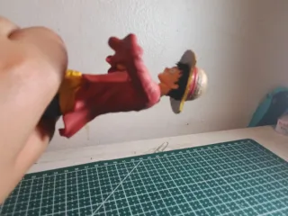 Figura One Piece con soporte