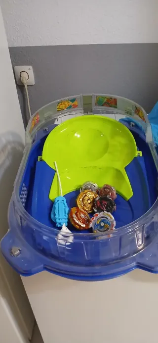 Campo Beyblade y 6 Beyblades