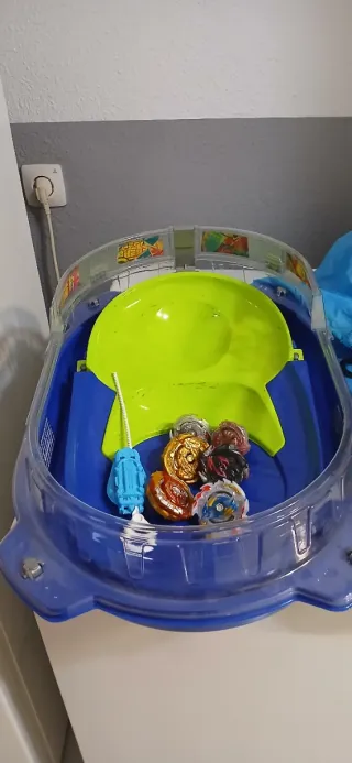 Campo Beyblade y 6 Beyblades