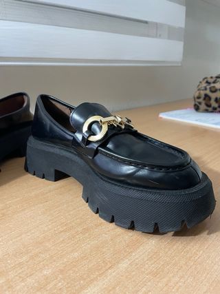 Mocasines plataforma negros con cadena