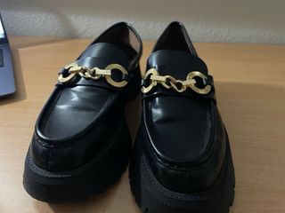 Mocasines plataforma negros con cadena