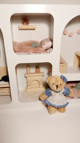 Casa delle bambole in legno con orsetto