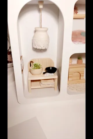 Casa delle bambole in legno con orsetto