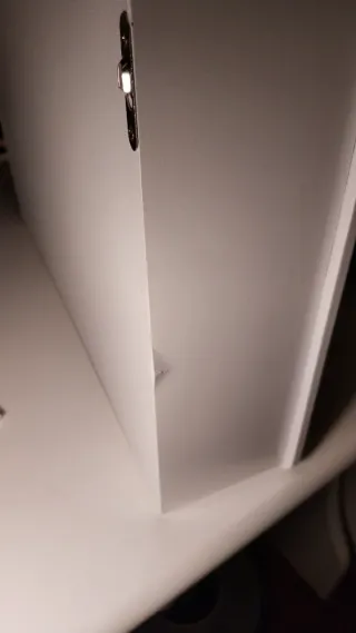 Casa delle bambole in legno con orsetto