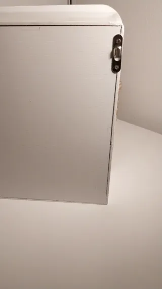 Casa delle bambole in legno con orsetto