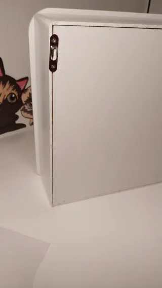 Casa delle bambole in legno con orsetto