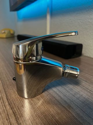 Grifo de bidé metálico plateado