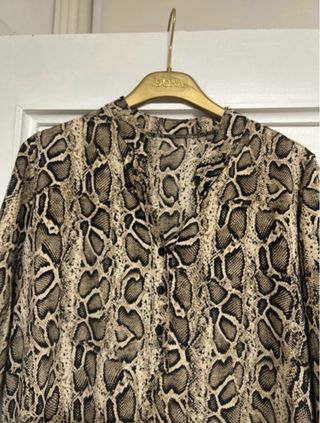 Camisa estampada serpiente