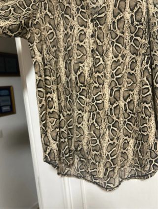 Camisa estampada serpiente