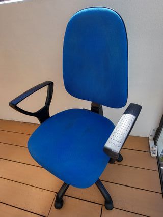 Silla de oficina azul regulable