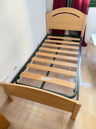 Cama individual con somier de láminas