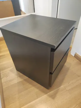 Mesa de noche marrón