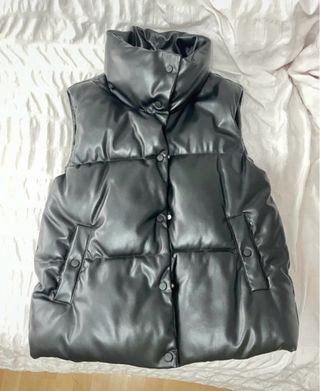 Chaleco acolchado efecto piel