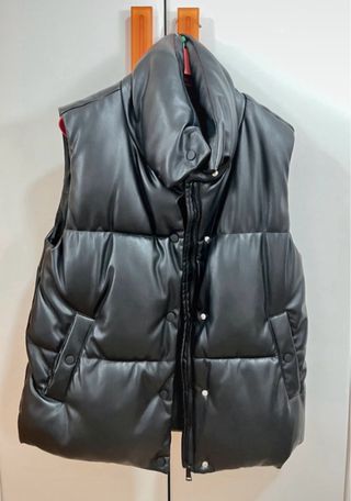 Chaleco acolchado efecto piel