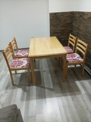 Mesa de comedor y 4 sillas de madera