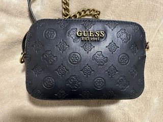 Bolso GUESS acolchado negro y cadena color oro.
