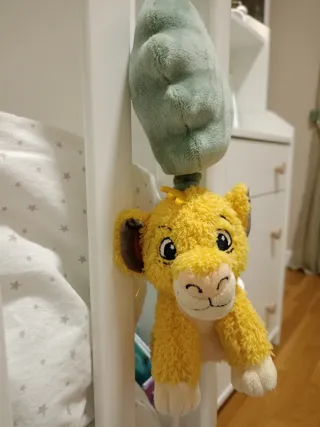 Colgador musical El Rey León para carrito