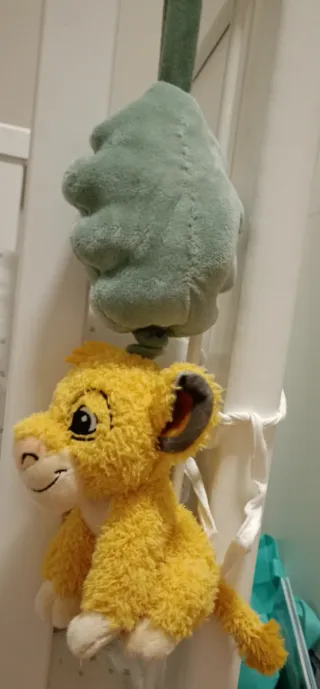 Colgador musical El Rey León para carrito