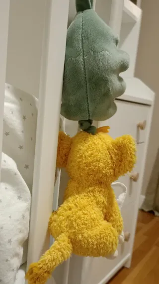 Colgador musical El Rey León para carrito