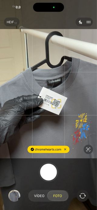 Camiseta gris con estampado multicolor