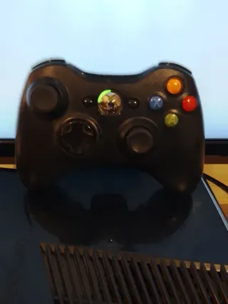 Xbox 360 con mando y juegos