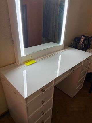 Tocador con espejo iluminado