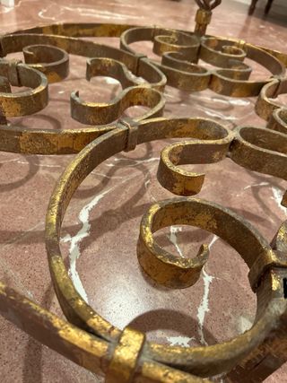 Mesa centro cristal templado y metal dorado