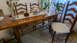 Mesa de comedor de madera con sillas