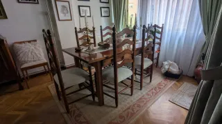 Mesa de comedor de madera con sillas