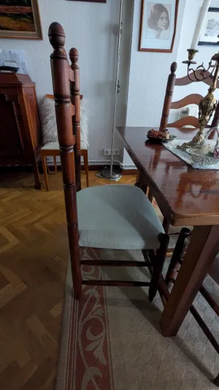 Mesa de comedor de madera con sillas