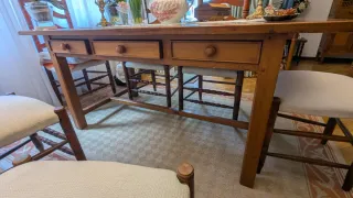 Mesa de comedor de madera con sillas