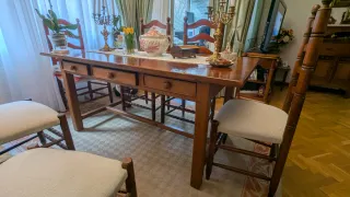 Mesa de comedor de madera con sillas