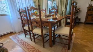 Mesa de comedor de madera con sillas