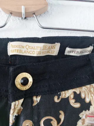 Pantalón vaquero estampado