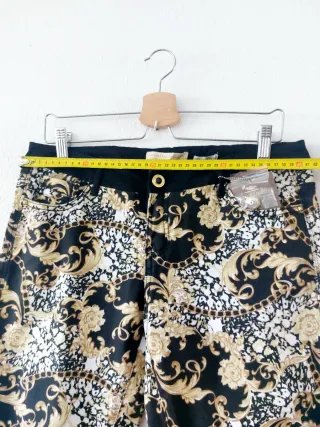 Pantalón vaquero estampado