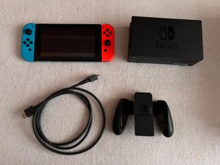 Nintendo Switch + funda y accesorios