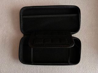 Nintendo Switch + funda y accesorios