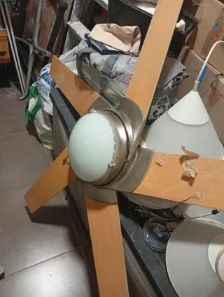 Ventilador de techo en funcionamiento y con mando
