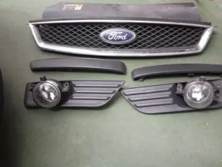 Rejilla Ford con antinieblas y molduras