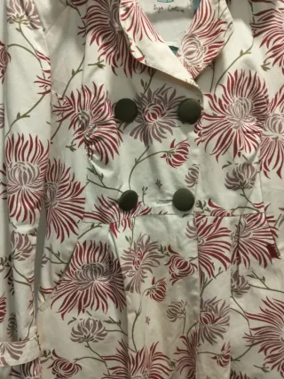 Abrigo estampado floral entretiempo