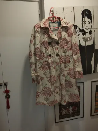 Abrigo estampado floral entretiempo