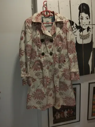 Abrigo estampado floral entretiempo