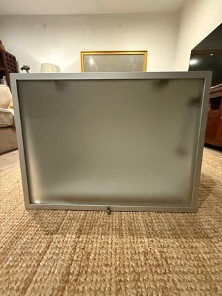 Módulo de guardado gris y blanco