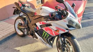 YAMAHA R1. 2008